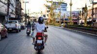 Hindari Kesalahan Boncengan Motor: Tips Aman Wanita