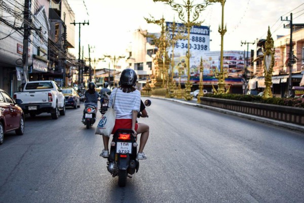 Hindari Kesalahan Boncengan Motor: Tips Aman Wanita