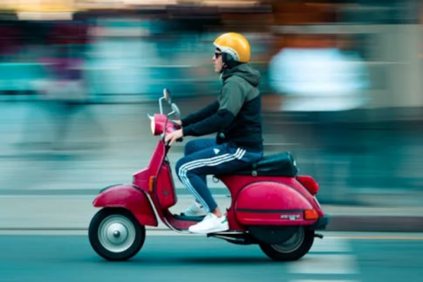 Kuasai Jalan Licin: Tips Aman Berkendara Motor Matik