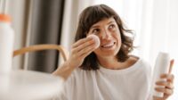 Rahasia Kulit Glowing: Toner atau Sunscreen Dulu?