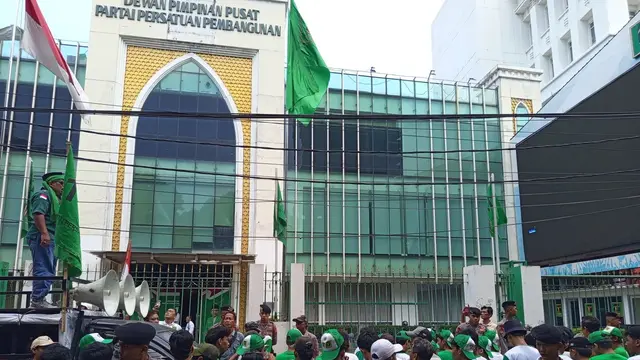 Demo_PPP_Massa_Desak_Perubahan_di_Kantor_DPP_Partai Demo PPP: Massa Desak Perubahan di Kantor DPP Partai