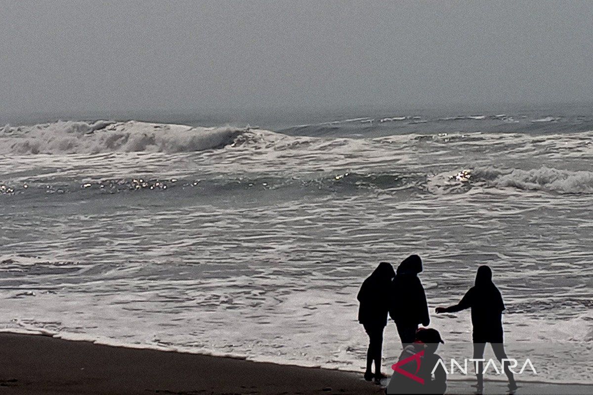 Gelombang Tinggi Ancam Selatan Jateng: Peringatan Dini BMKG