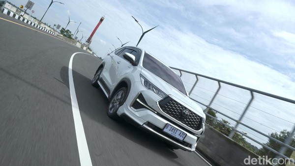 Innova Zenix Dominasi! Mobil Hybrid terlaris Mei 2025