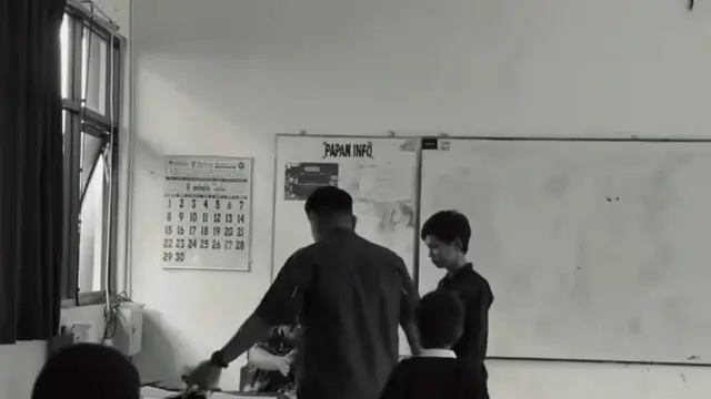 Kisah Pilu: Damkar Bantu Anak Yatim Ambil Rapor Sekolah