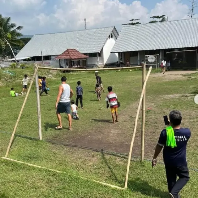Liburan Lombok: Emil Audero Main Bola Sandal Bareng Warga