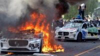 Mobil Otonom Terbakar: Kerusuhan Los Angeles, Kisah Mengerikan
