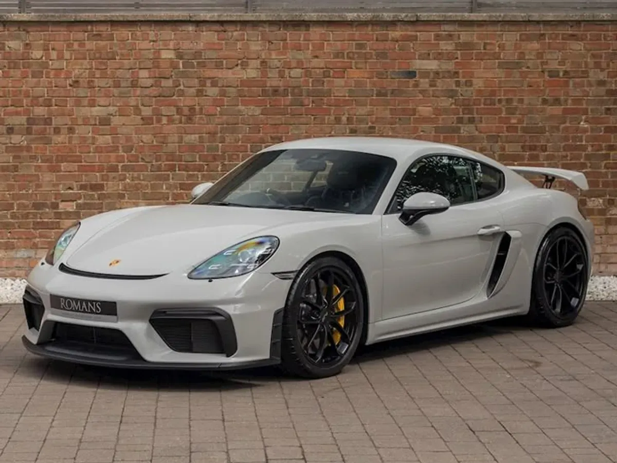 Porsche Cayman GT4 RS vs Toyota Rush: Tabrakan Mencekam di Tol Sidoarjo