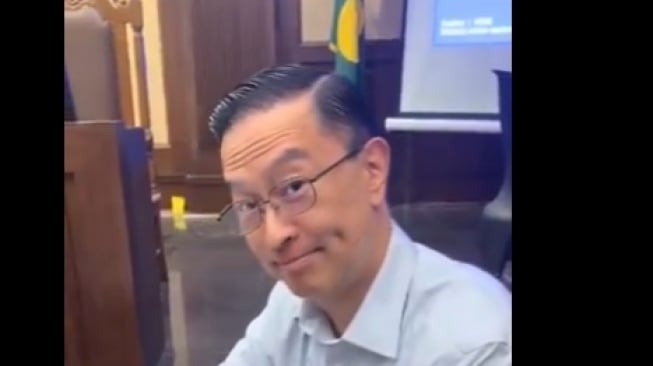 Sidang Tom Lembong: Misteri "Tukang Kayu" Viral, Ungkap Strategi Hukum?