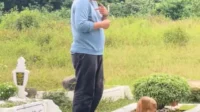 Kisah Haru: Doa Isyarat Anak Tuli di Makam Ibu