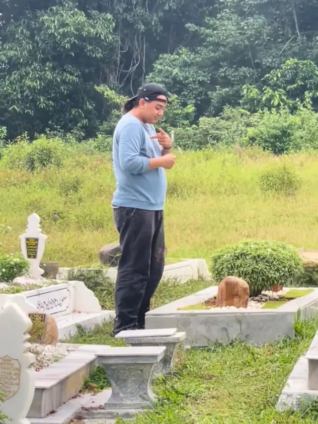 Kisah Haru: Doa Isyarat Anak Tuli di Makam Ibu